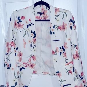 NWOT! 💐 White Floral Blazer